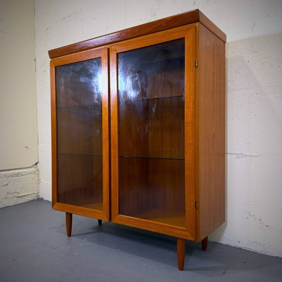 Beautiful danish modern teak and glass cabinet with interior lights — photograph 3 of 8