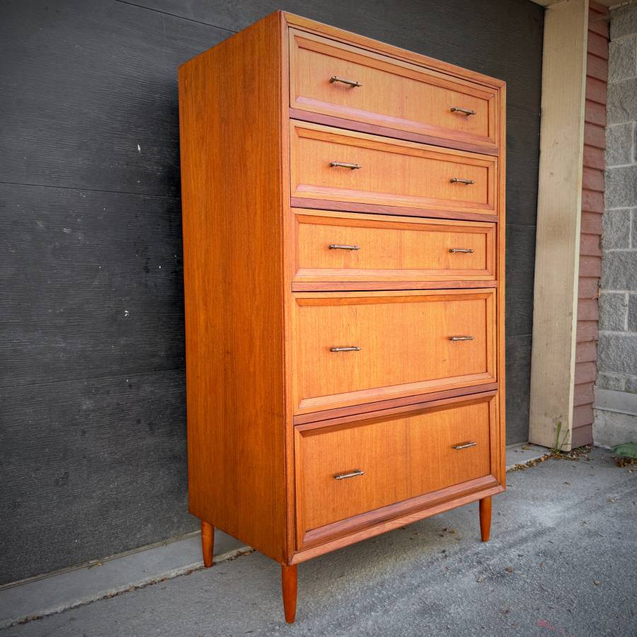 Beautiful extra large mid century modern dresser — photograph 4 of 7