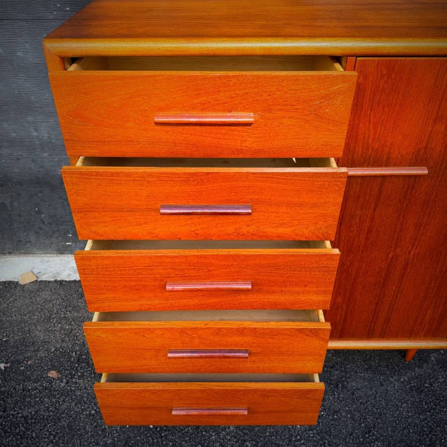 Beautiful large mid century modern teak wardrobe dresser — photograph 4 of 7