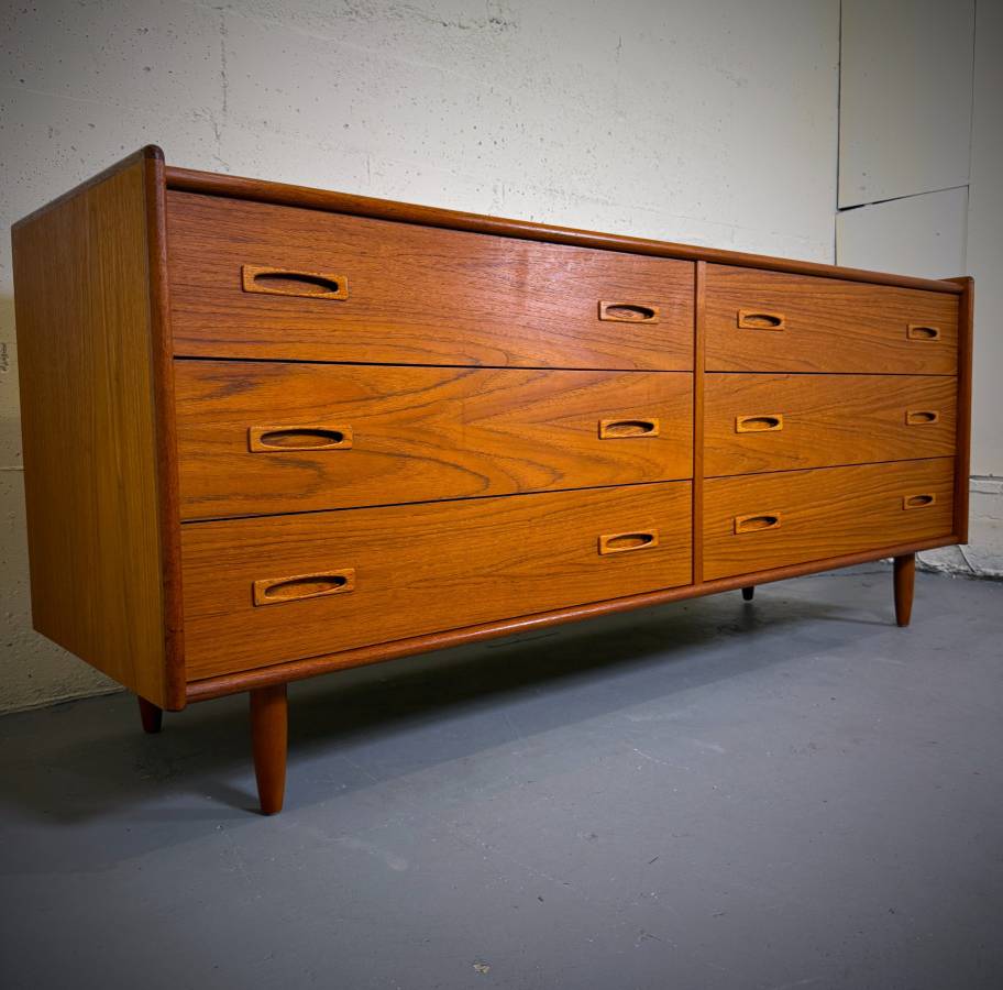 Beautiful mid century modern teak 6 drawer dresser — photograph 2 of 6