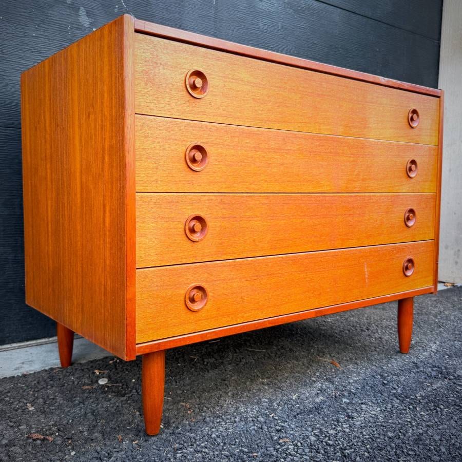 Beautiful danish modern compact teak four drawer dresser — photograph 3 of 6