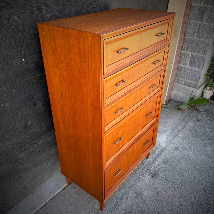 Beautiful extra large mid century modern dresser — photograph 5 of 7