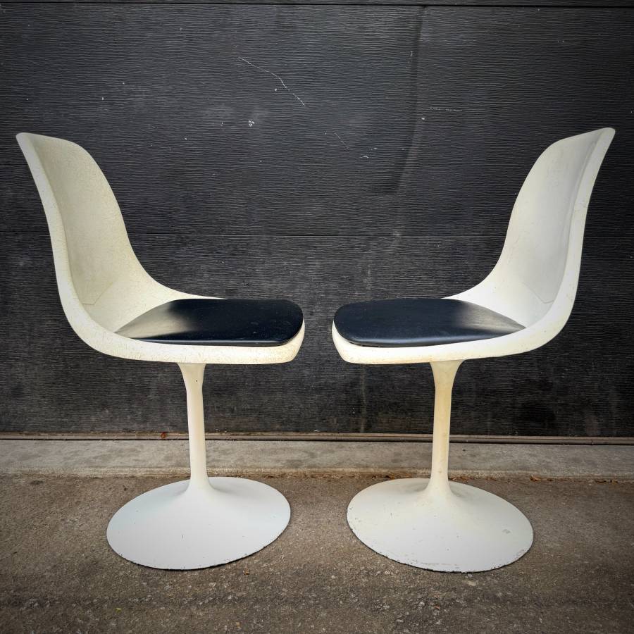 Pair of vintage saarinen tulip chairs and side table — photograph 8 of 9