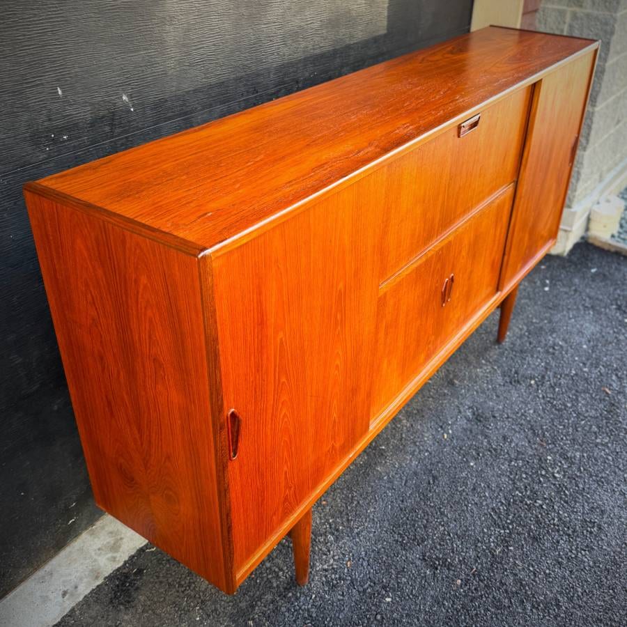 Extra large mid century danish modern teak sideboard — photograph 5 of 11