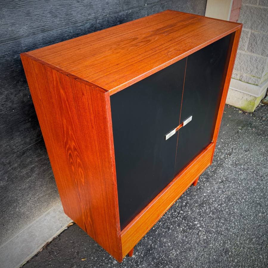 Mid century modern teak wardrobe — photograph 5 of 7