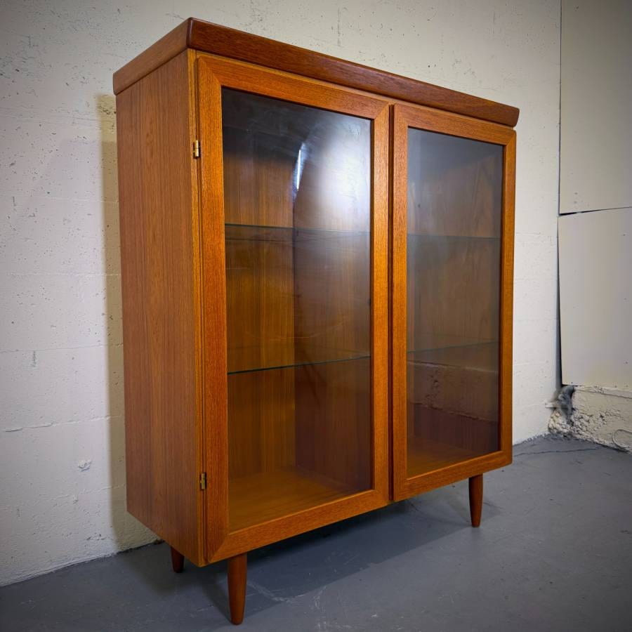 Beautiful danish modern teak and glass cabinet with interior lights — photograph 2 of 8