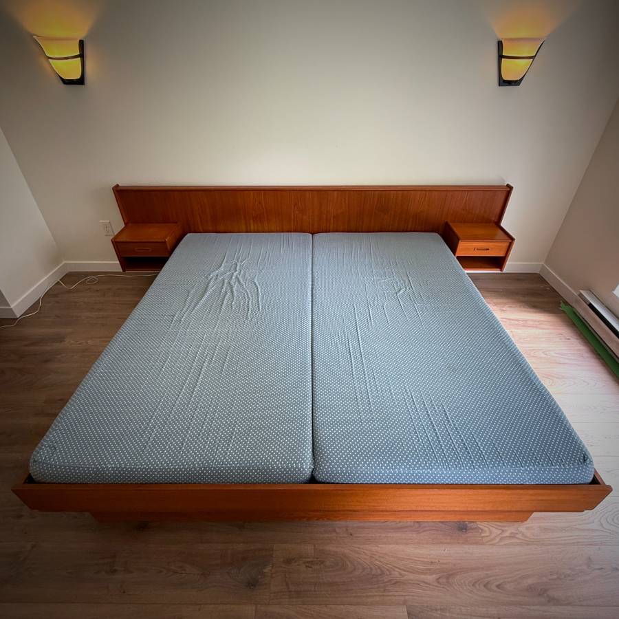 (pending) Rare MCM King teak bedframe with floating nightstands — photograph 8 of 9