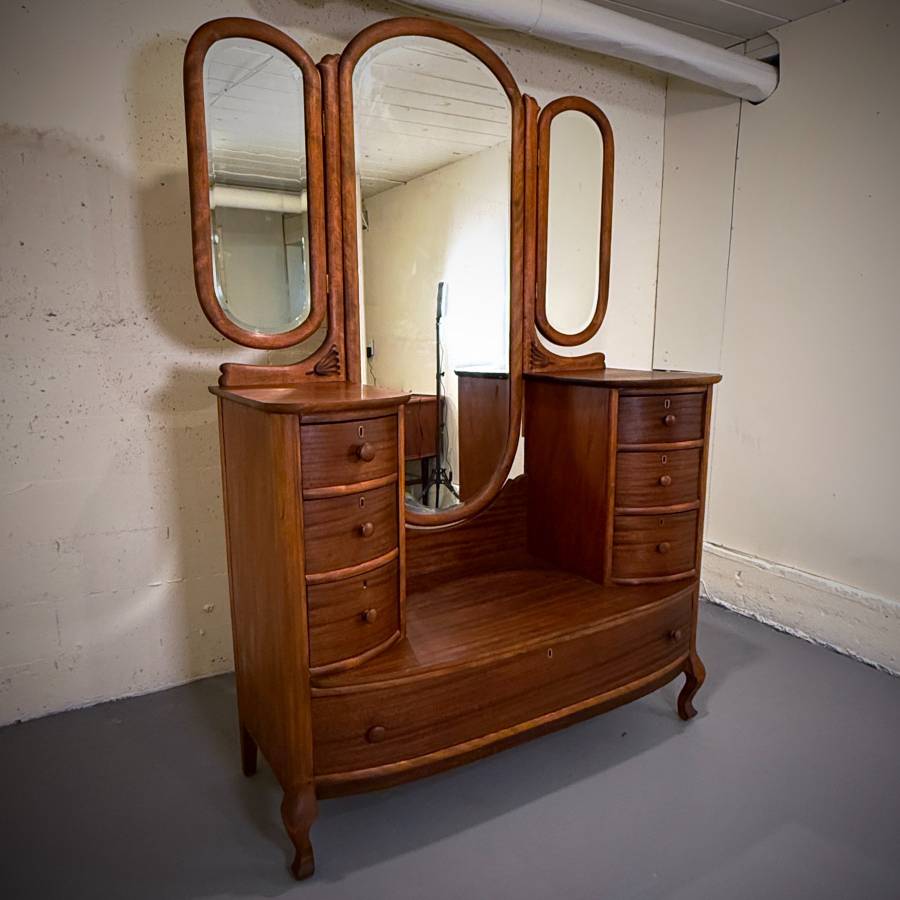 Stunning refinished vintage walnut vanity dresser with mirror — photograph 3 of 9