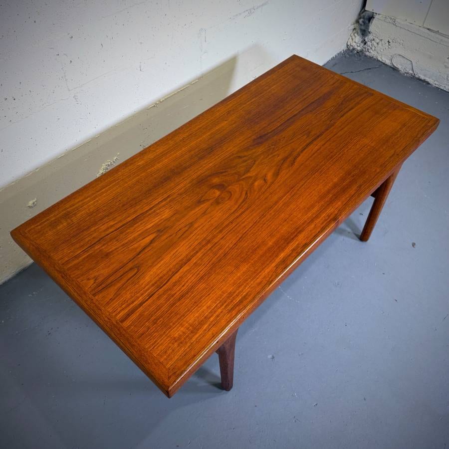 Beautiful danish modern teak coffee table — photograph 4 of 5