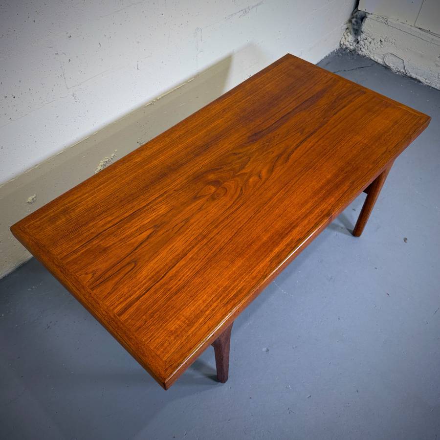 Beautiful danish modern teak coffee table — photograph 4 of 5