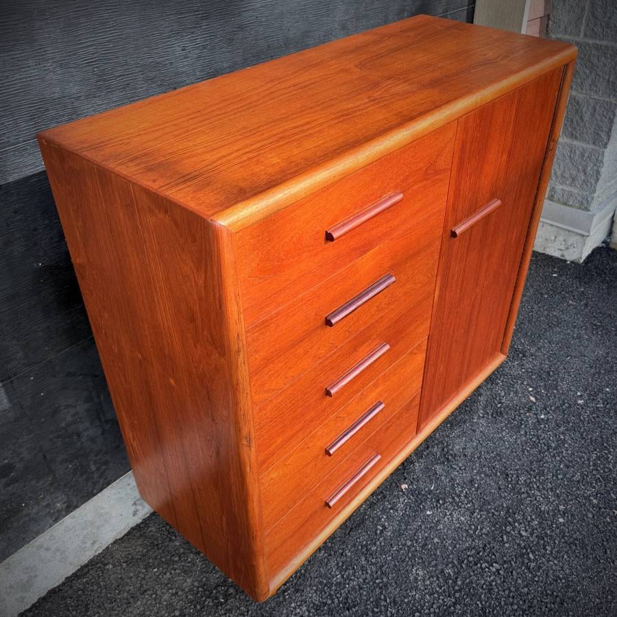 Beautiful large mid century modern teak wardrobe dresser — photograph 7 of 7